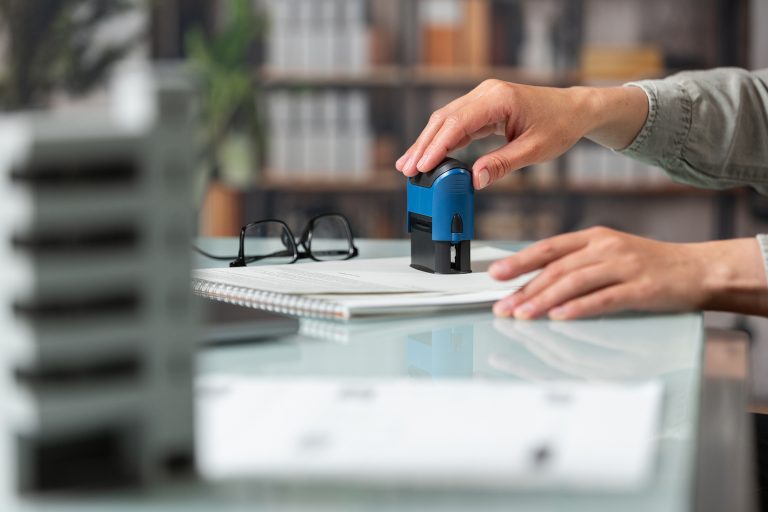 Frau Stempelt Unterlage bei Finanzamt